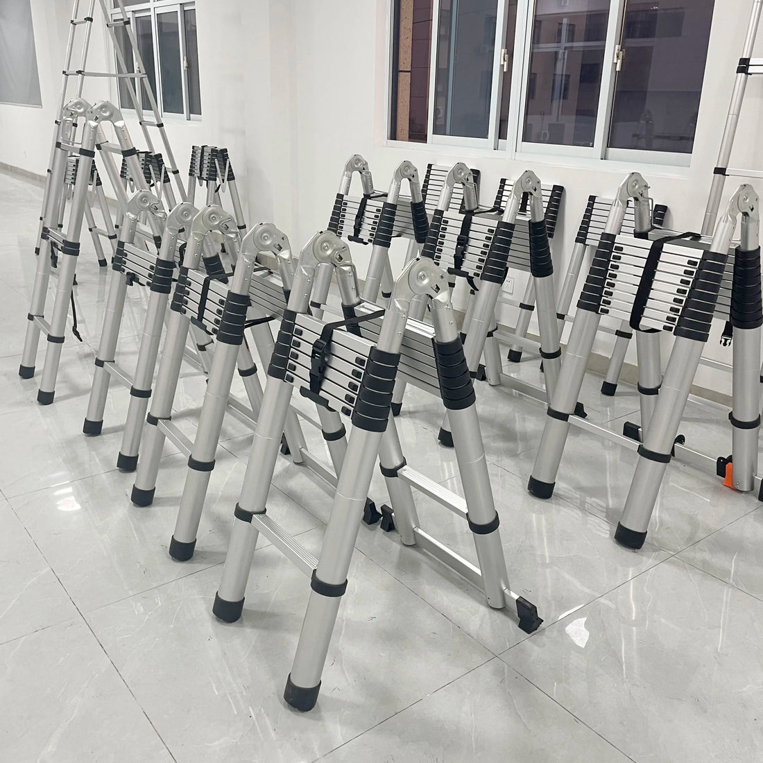 Escalera telescópica multiusos de aluminio de 4,1 m de estilo de diseño moderno, escalones de combinación plegables